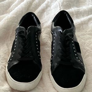 STEVE MADDEN TENNIS SHOE. SIZE 7.5.